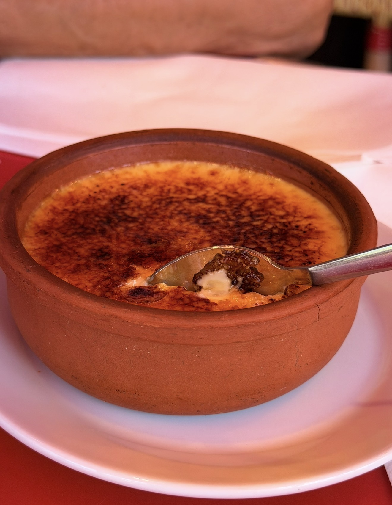 Crème brûlée servida en una cazuela