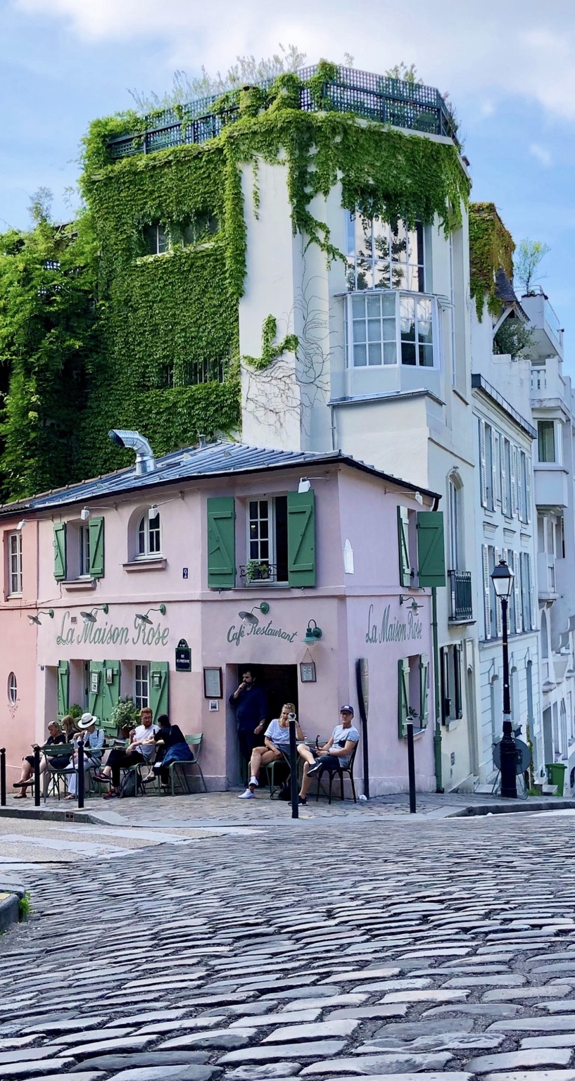 La Maison Rose en una esquina adoquinada de Montmartre