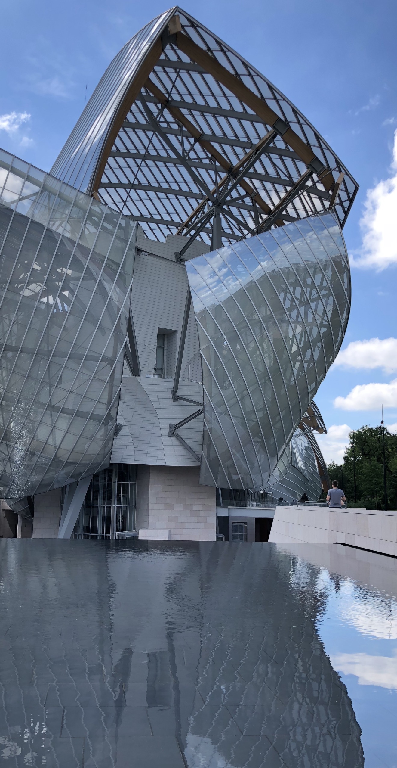 Las velas de vidrio de la Fondation Louis Vuitton reflejadas en el agua